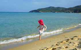 Der lange Sandstrand von Sarti fällt sanft ins Wasser - in der Nebensaison geht es hier ruhig zu.